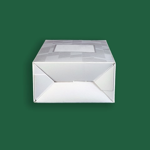 ΚΟΥΤΙ LOCK BOTTOM, ΥΛΙΚΑ: SIRIO WHITE 400ΓΡ, ΕΚΤΥΠΩΣΗ: ΧΡΥΣΟΤΥΠΙΑ + UV, ΕΠΕΞΕΡΓΑΣΙΑ: ΚΟΛΛΗΜΑ ΠATOY ΣΤΟ ΧΕΡΙ ΠΛΑΪΝΟ ΣΤΗ ΜΗΧΑΝΗ